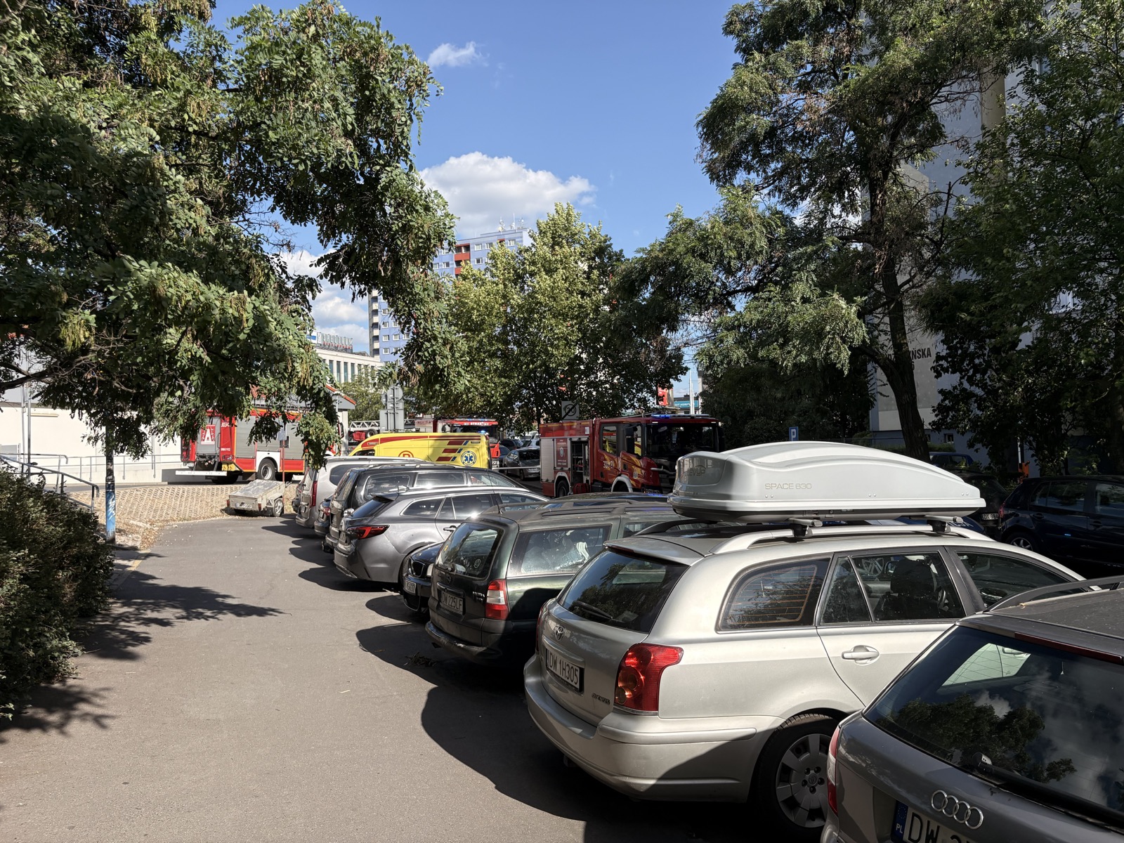 Wozy straży pożarnej na Nowym Dworze — zaparkowane samochody utrudniają dostęp do budynku