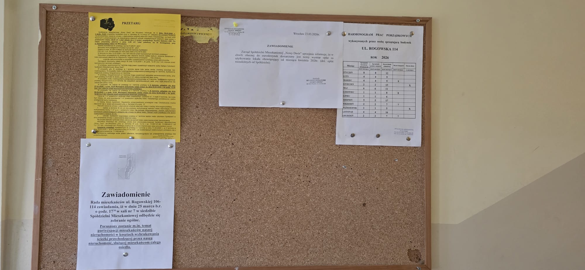Tablica ogłoszeń wewnątrz bloku w SM Nowy Dwór