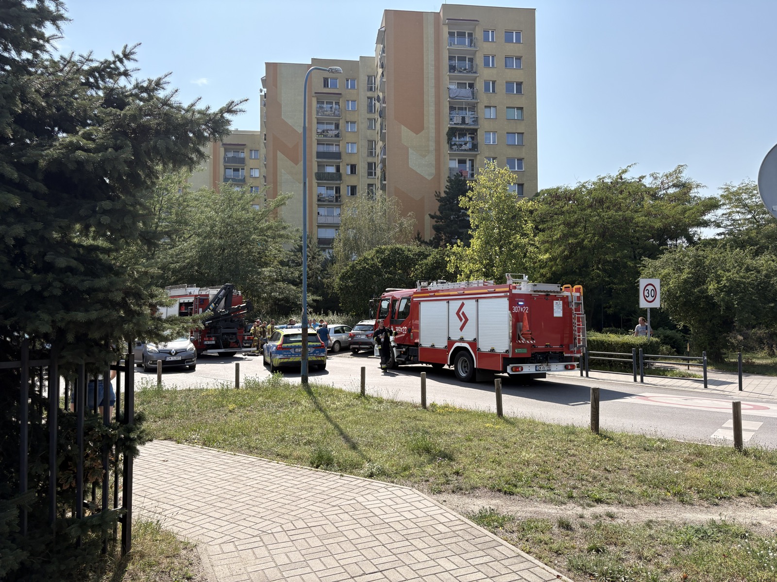 Wypadek na ul. Rogowskiej — interwencja służb ratunkowych, śmigłowiec LPR